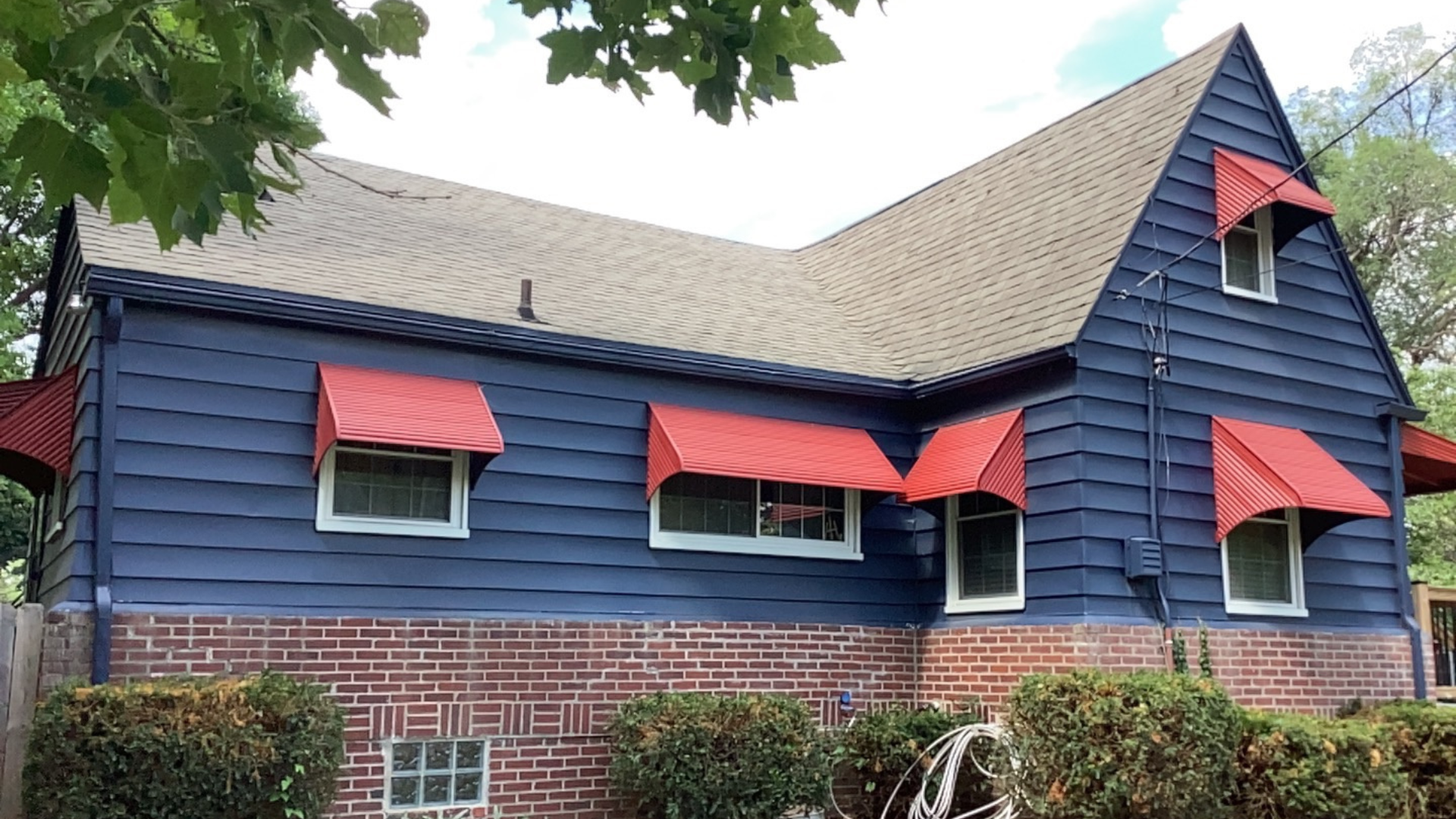 A house with blue siding in Des Moines, Iowa before a full siding replacement.