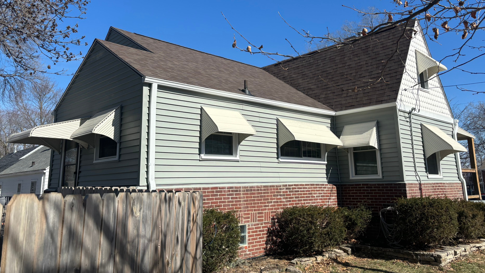 An after photo of a home in Des Moines, Iowa with Alside Charter Oak siding in Coastal Sage.